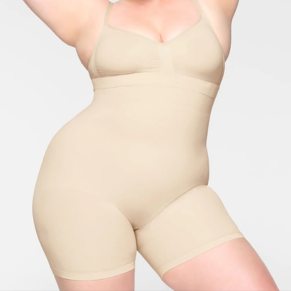 SKIMS SEAMLESS SCULPT MD THIGH SHORT - Picture 2 of 2
